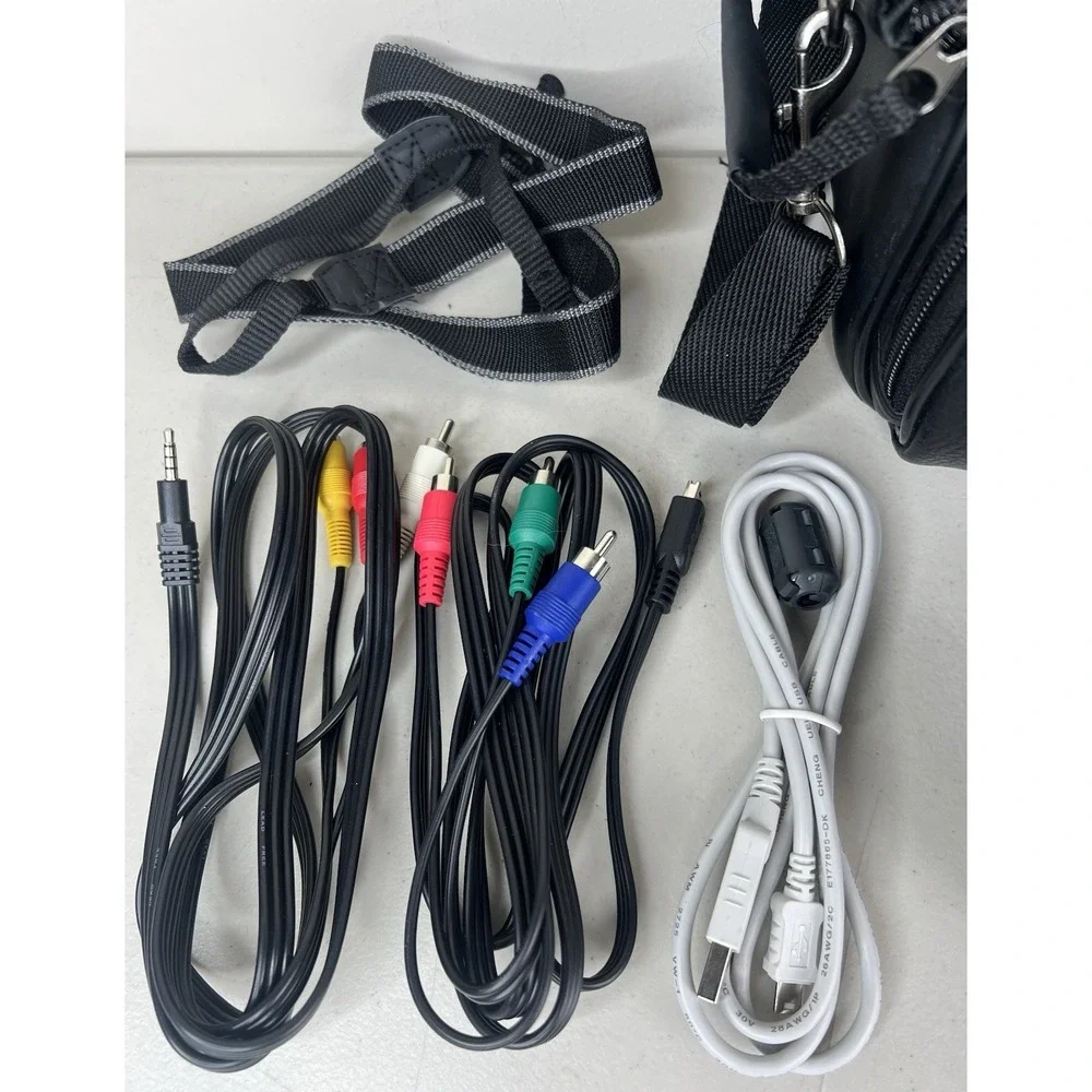 JVC Everio GZ-HD5U 3CCD HD Camcorder WORKS Battery Included